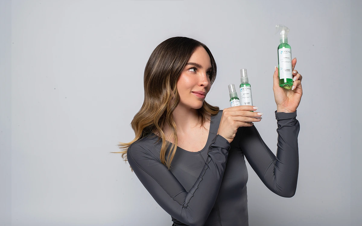 Embajadora Deschull Pharma presentando productos de la colección